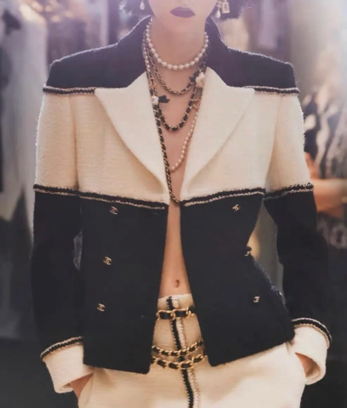 CHANEL 20A METIER D'ART BLACK ECRU TWEED JACKET SIZE 42 - Image 3