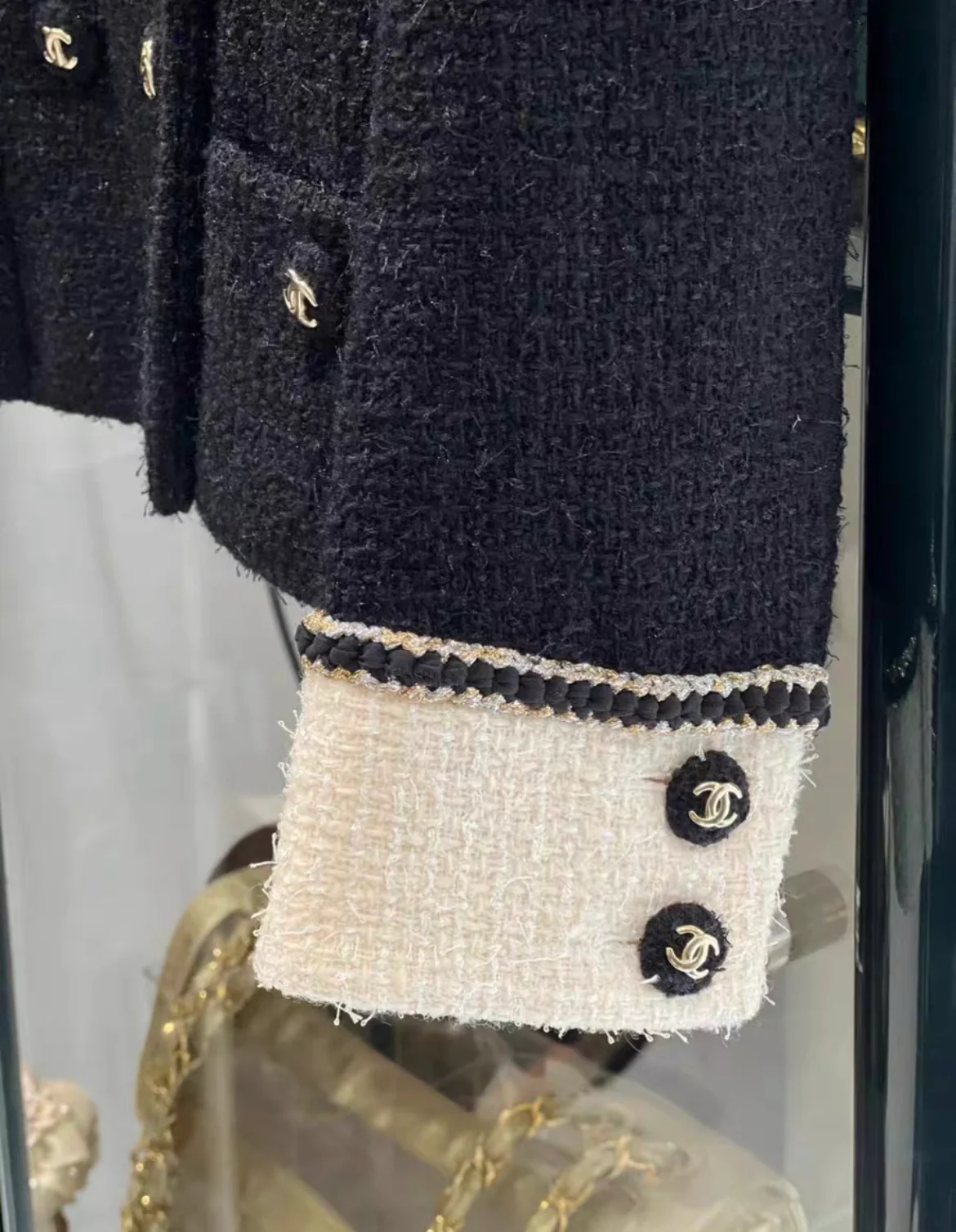 CHANEL 20A METIER D'ART BLACK ECRU TWEED JACKET SIZE 42 - Image 4