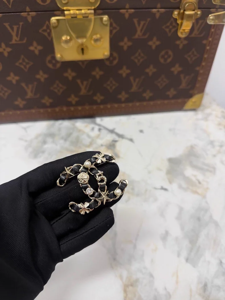 Chanel 20B classic double C brooch, - Image 2