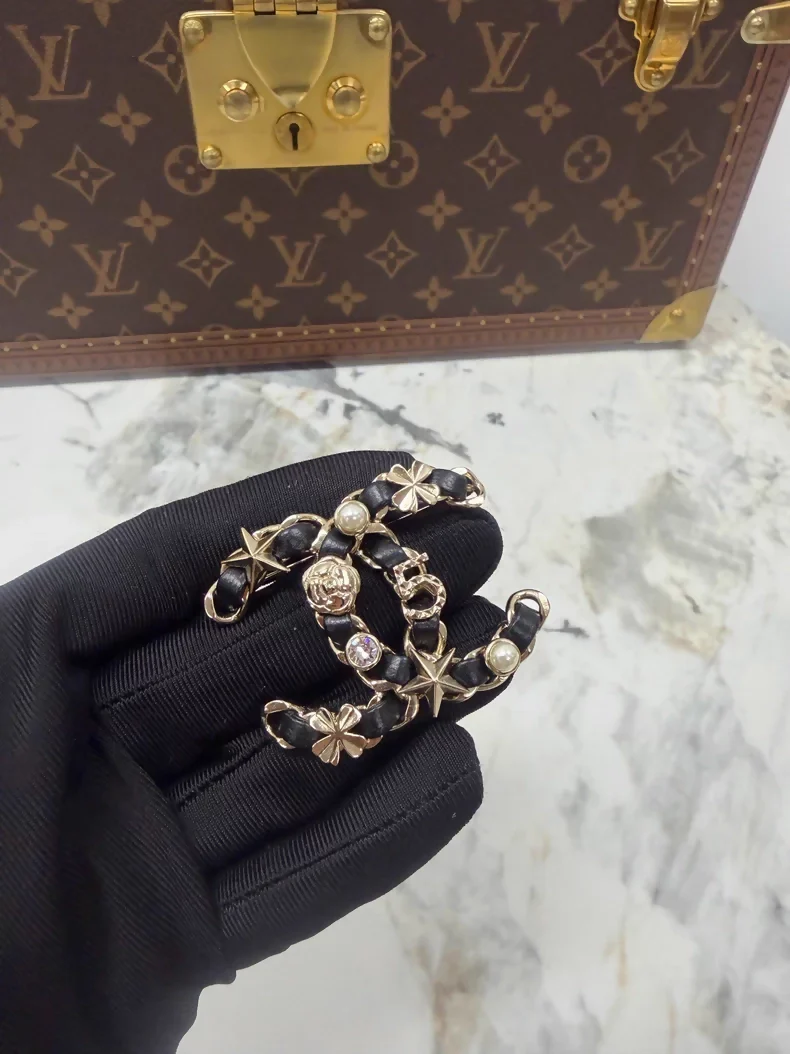 Chanel 20B classic double C brooch, - Image 3