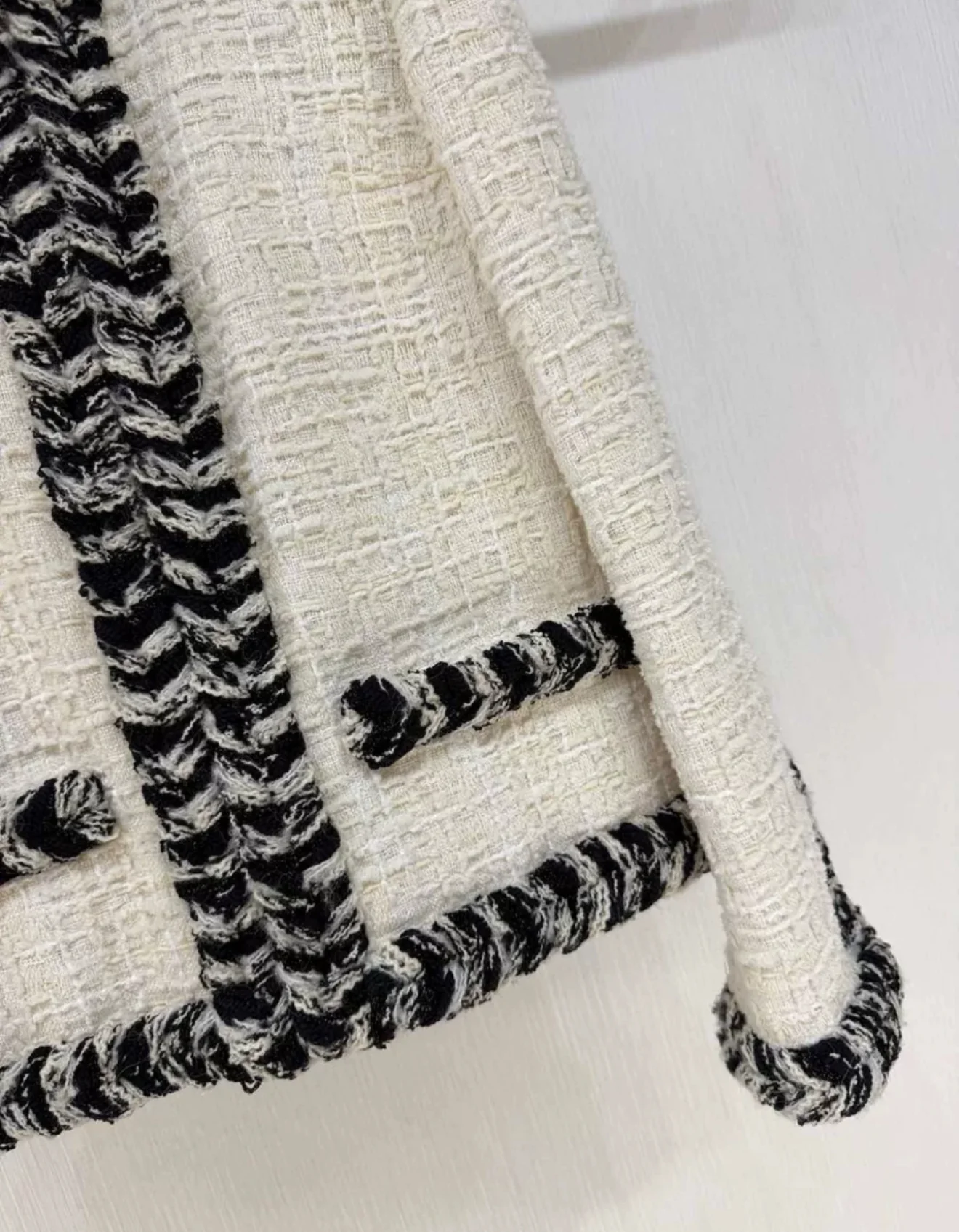 CHANEL 20B ECRU/ WHITE TWEED JACKET BRAIDED TRIM - Image 3