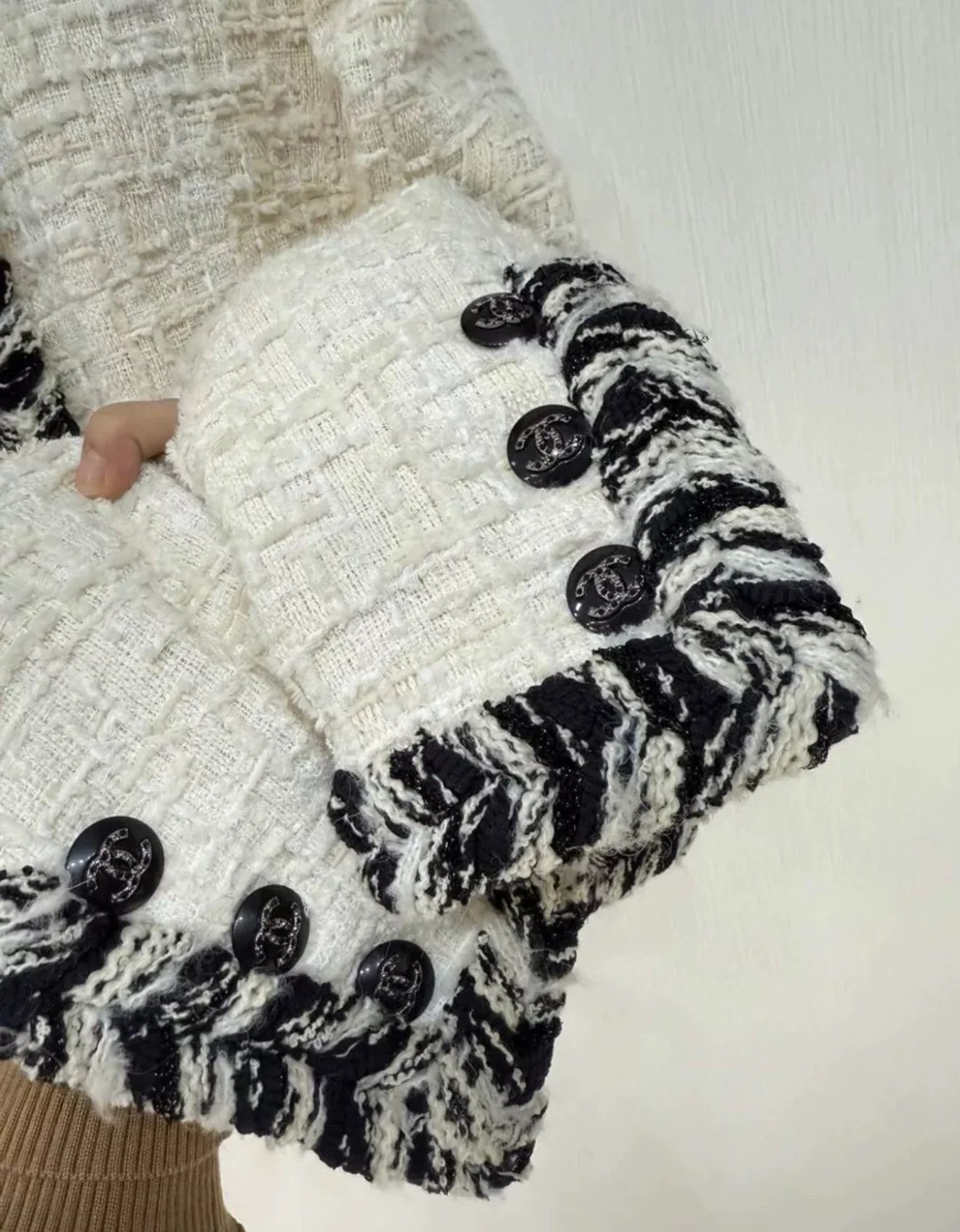 CHANEL 20B ECRU/ WHITE TWEED JACKET BRAIDED TRIM - Image 4