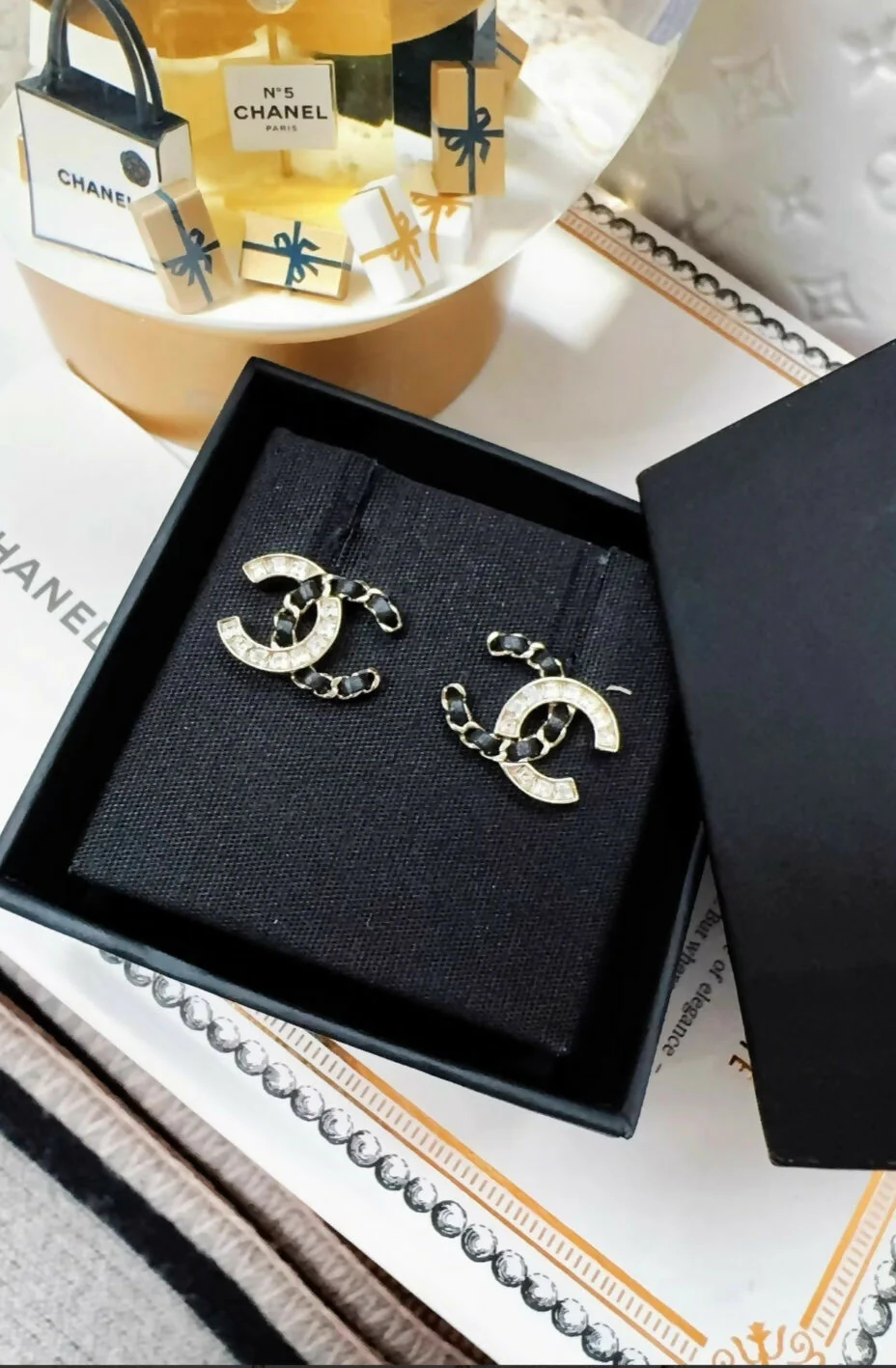 Chanel 20B leather chain double C earrings