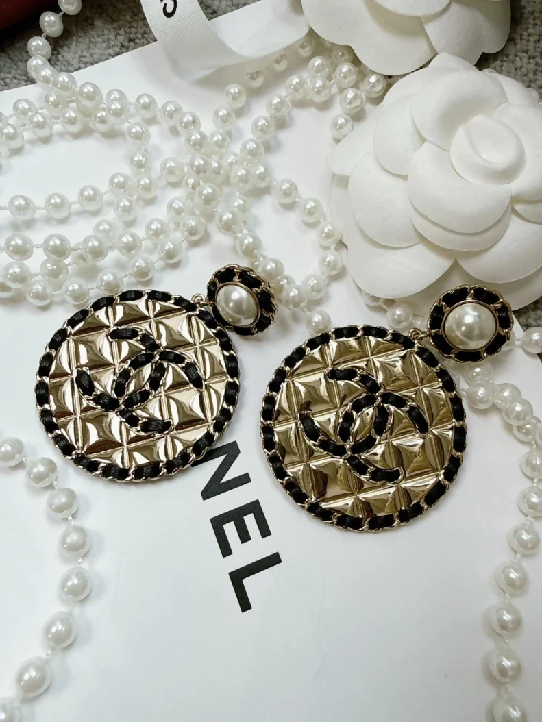 Chanel 20C lambskin quilted double C round metal hoop earrings - Image 3