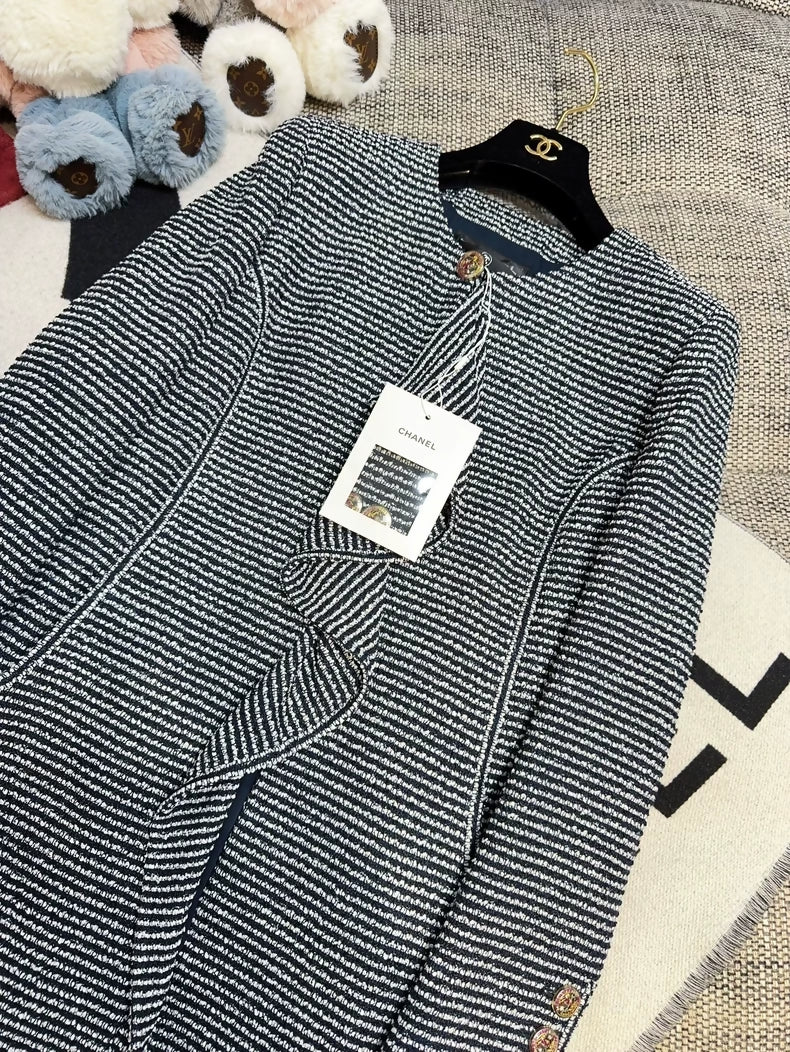 Chanel 20C navy blue and shimmering white striped tweed with ruffles coat - Image 3