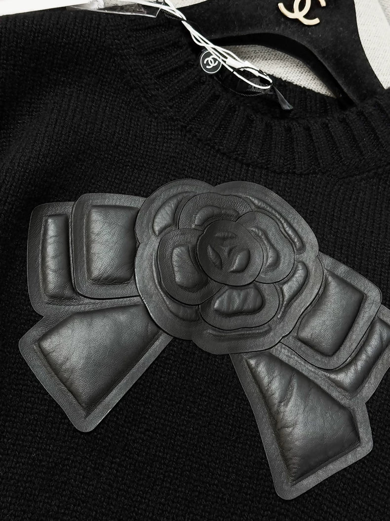 Chanel 20k black leather camellia bow knit top - Image 3
