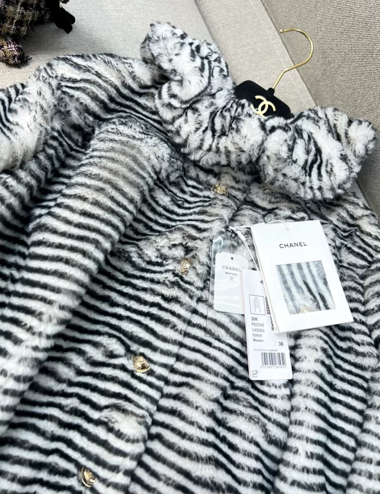 Chanel 20k black & white fur blouson jacket - Image 2