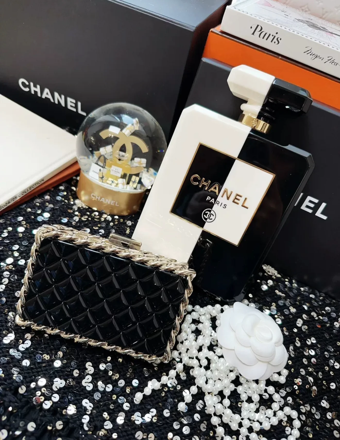 Chanel 20k Black and White Acrylic Perfume Bottle clutch Bag Minaudiere - Image 9
