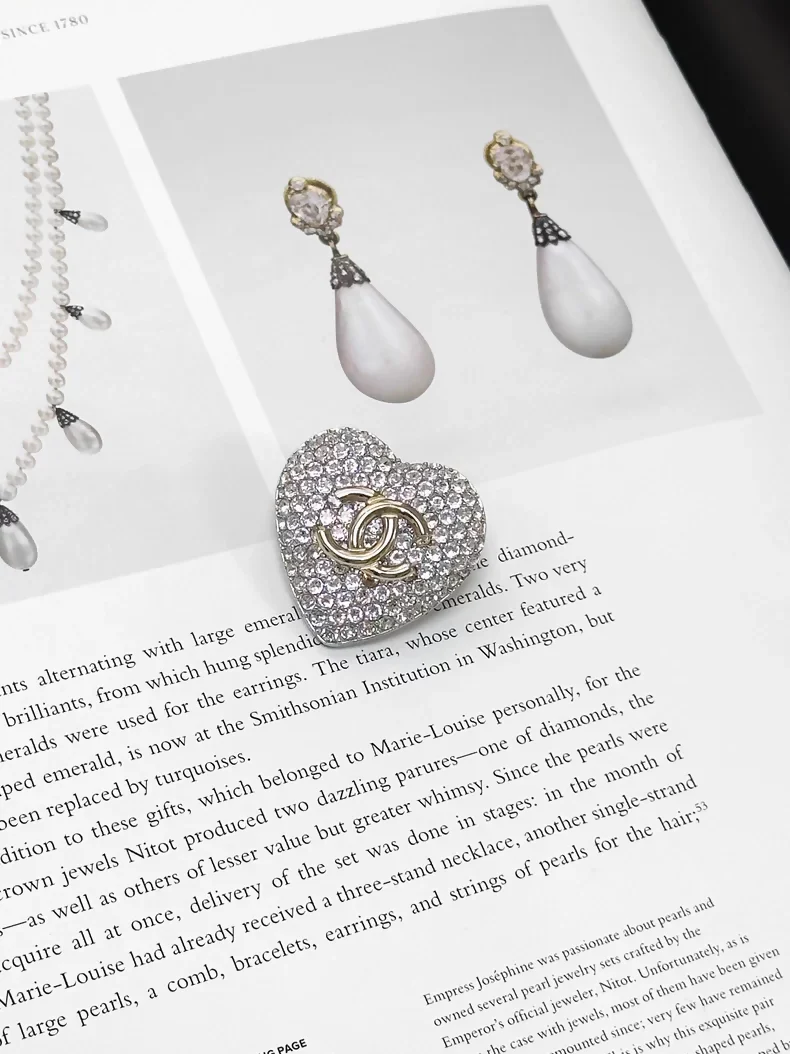 Chanel 20S double C full diamond heart brooch - Image 2