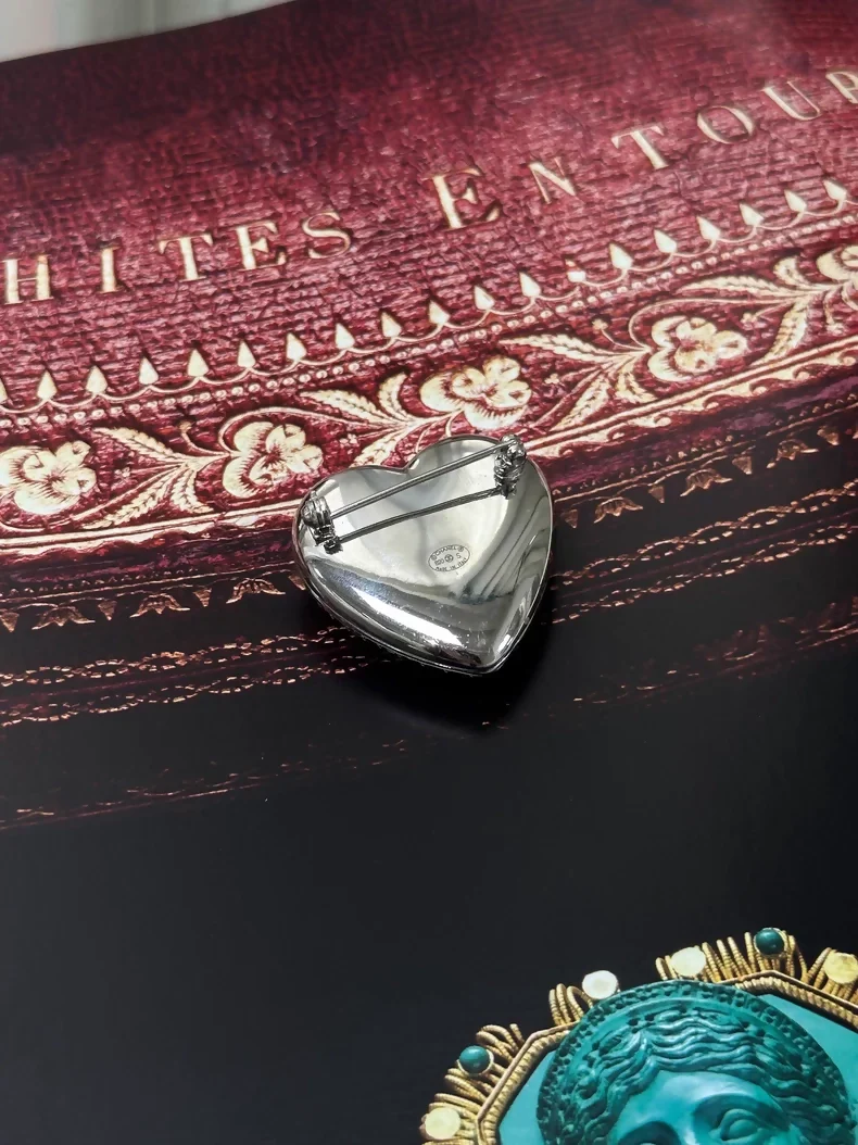 Chanel 20S double C full diamond heart brooch - Image 3