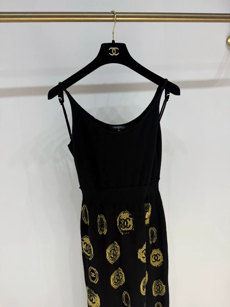 Chanel 21A black & gold cashmere dress - Image 2