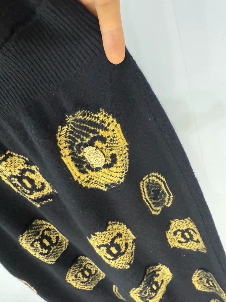 Chanel 21A black & gold cashmere dress - Image 3