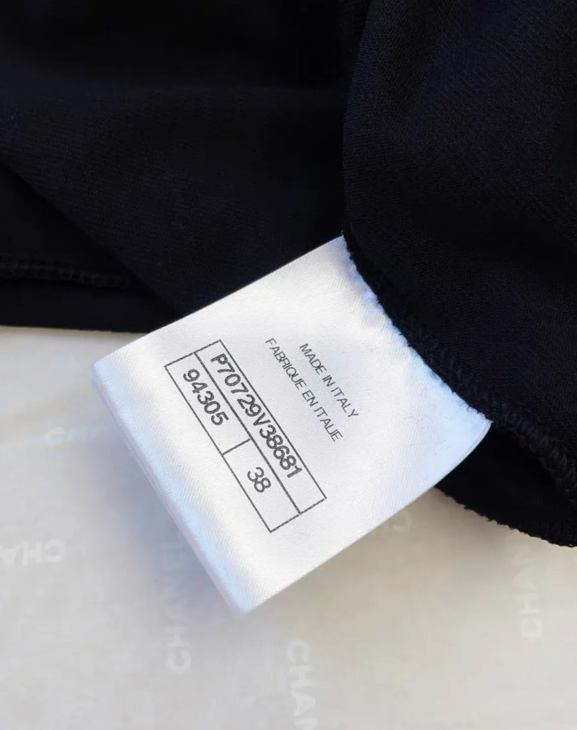 CHANEL 21A BLACK STRETCH VELVET CC LOGO SYMBOL TOP - Image 6