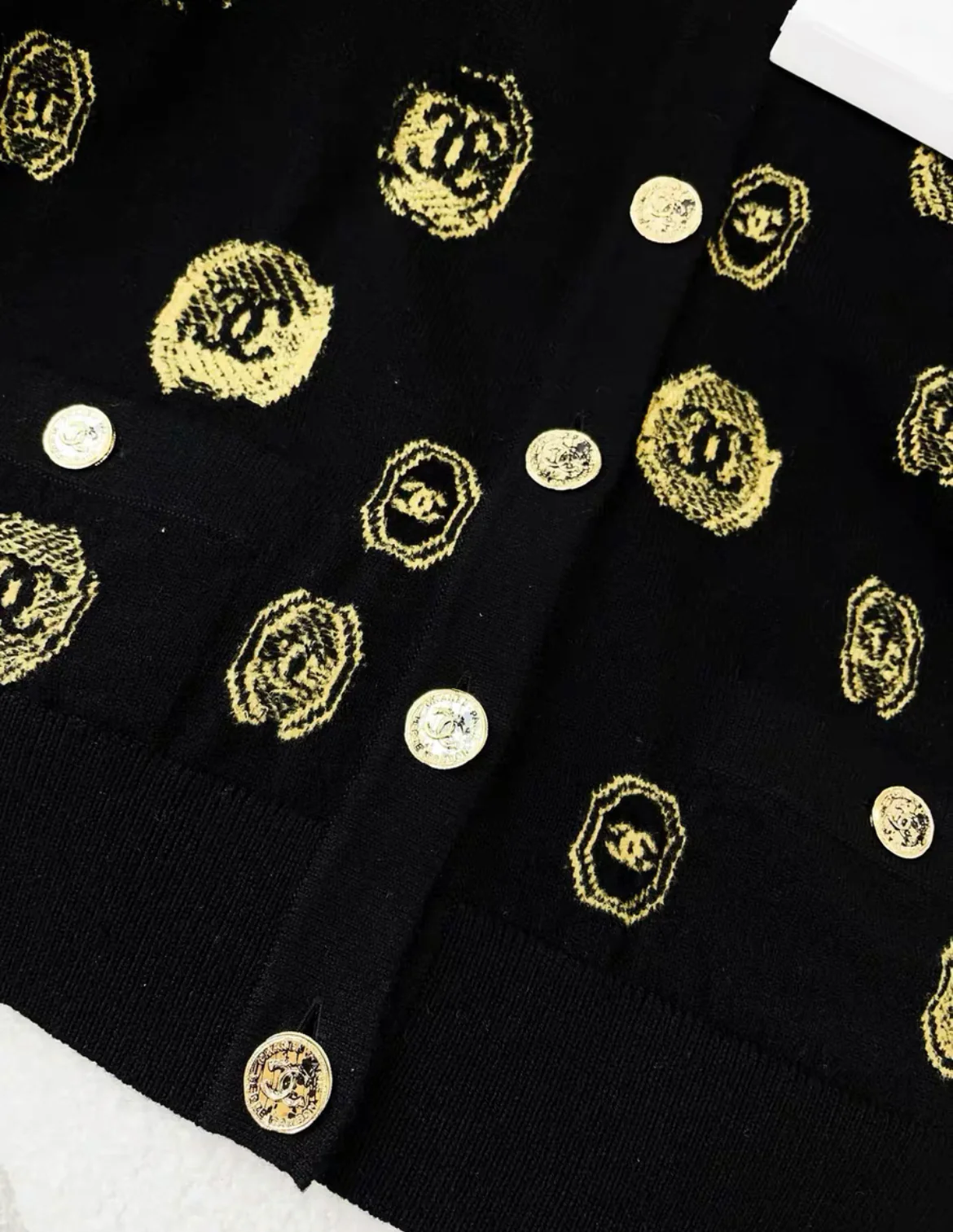 CHANEL 21A CASHMERE CARDIGAN BLACK/GOLD size 40 - Image 3
