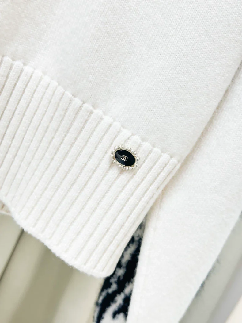 Chanel 21A White Knitted Top - Image 3
