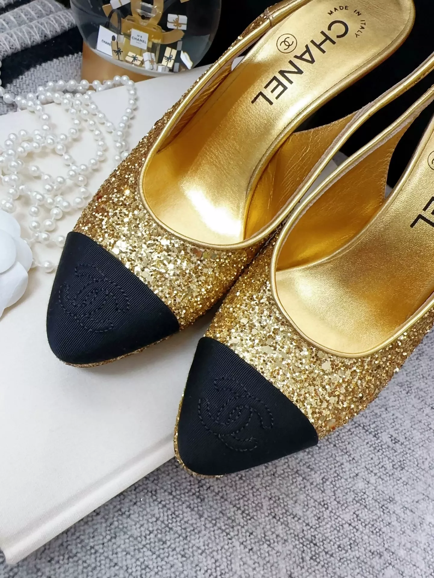 Chanel 21A gold glitter high heels - Image 2