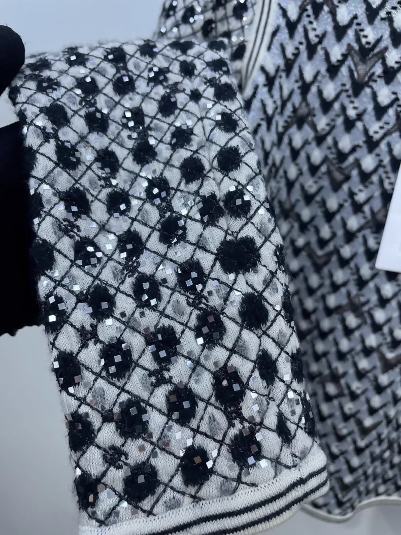 Chanel 21A Black Silver Sequin Knit Top - Image 2