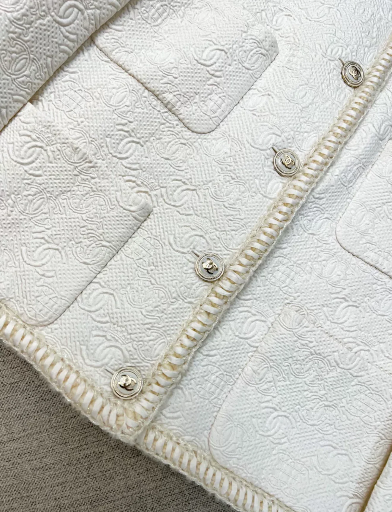 Chanel 21A ecru jacket - Image 3