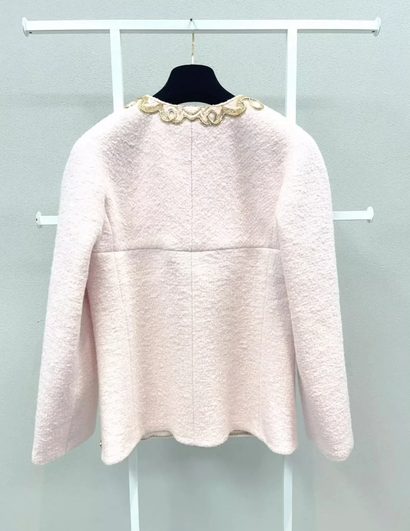 Chanel 21A Embroidered wool tweed pale pink & gold - Image 3