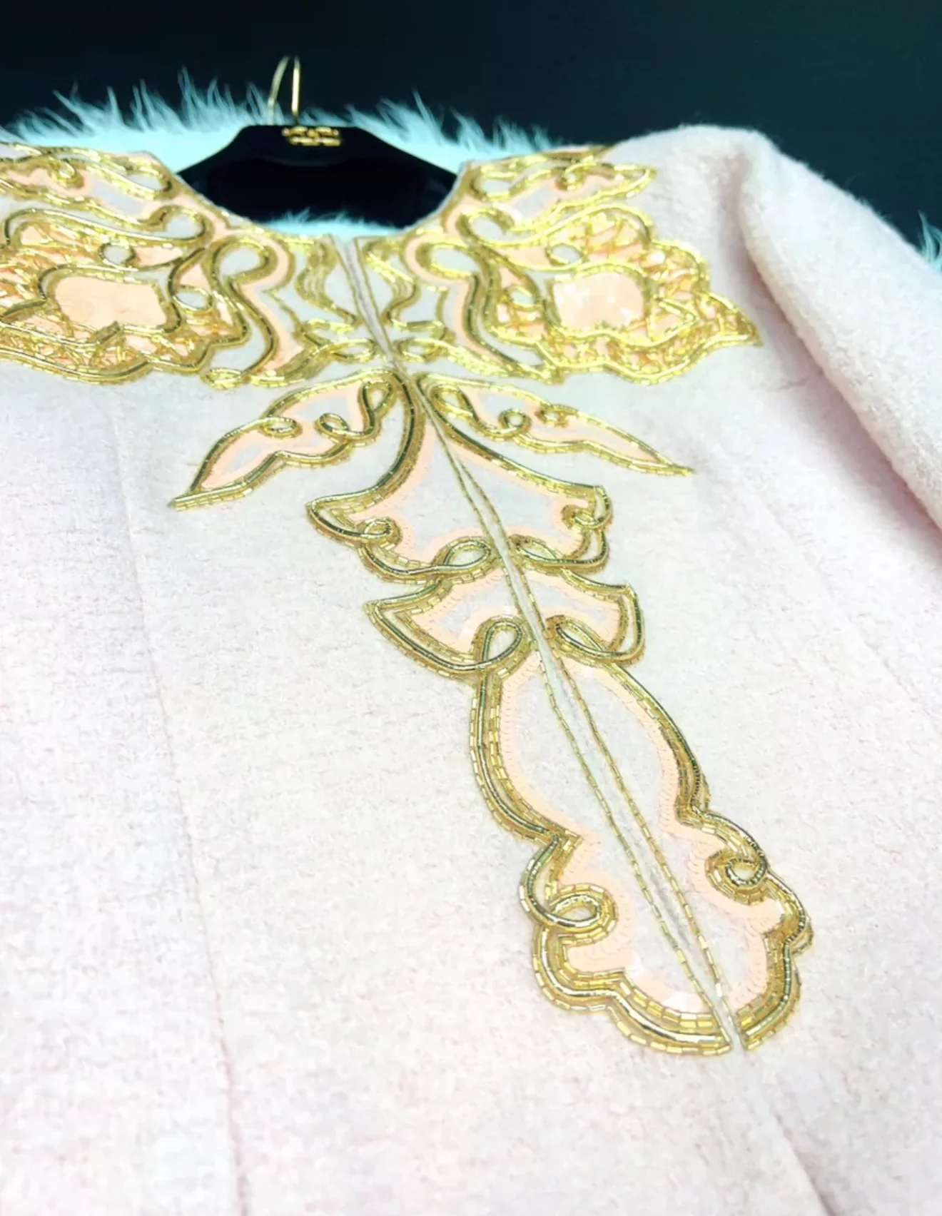 Chanel 21A Embroidered wool tweed pale pink & gold - Image 4