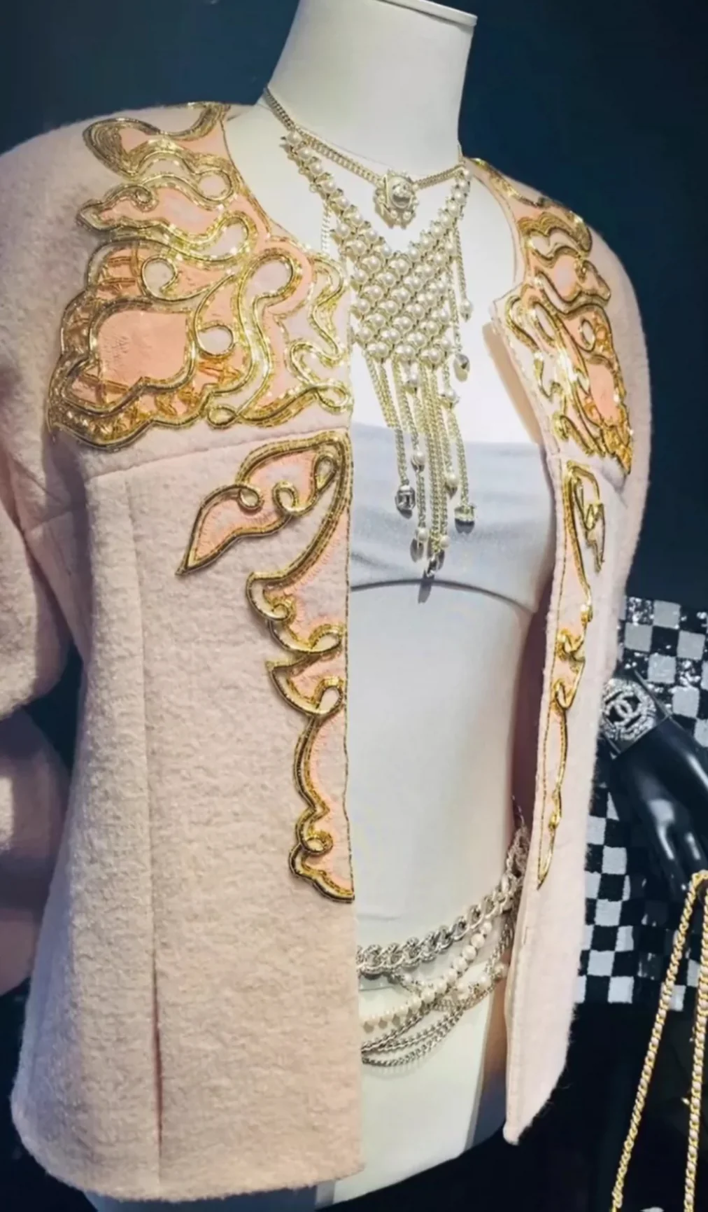Chanel 21A Embroidered wool tweed pale pink & gold - Image 7