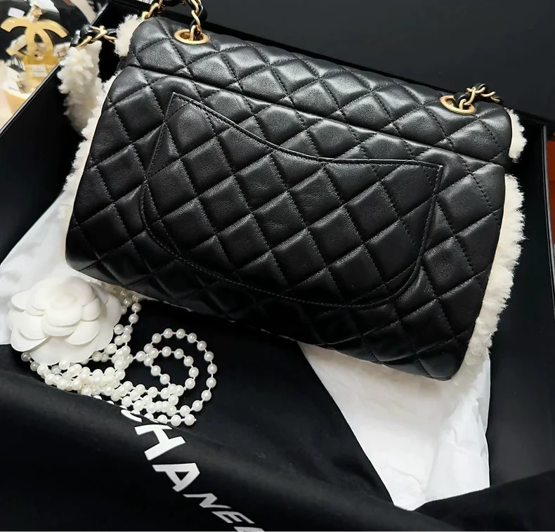 Chanel 21A black leather and white shearling flap bag - Image 2