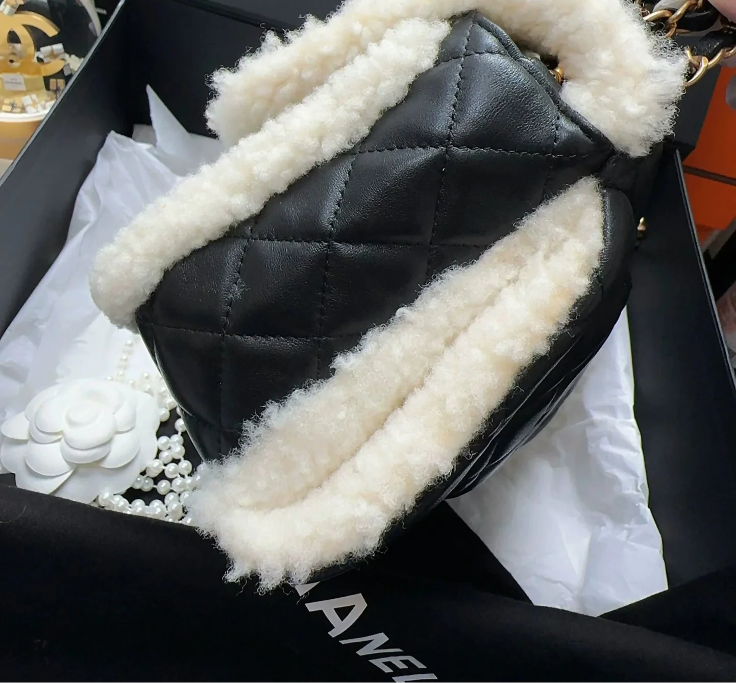 Chanel 21A black leather and white shearling flap bag - Image 3
