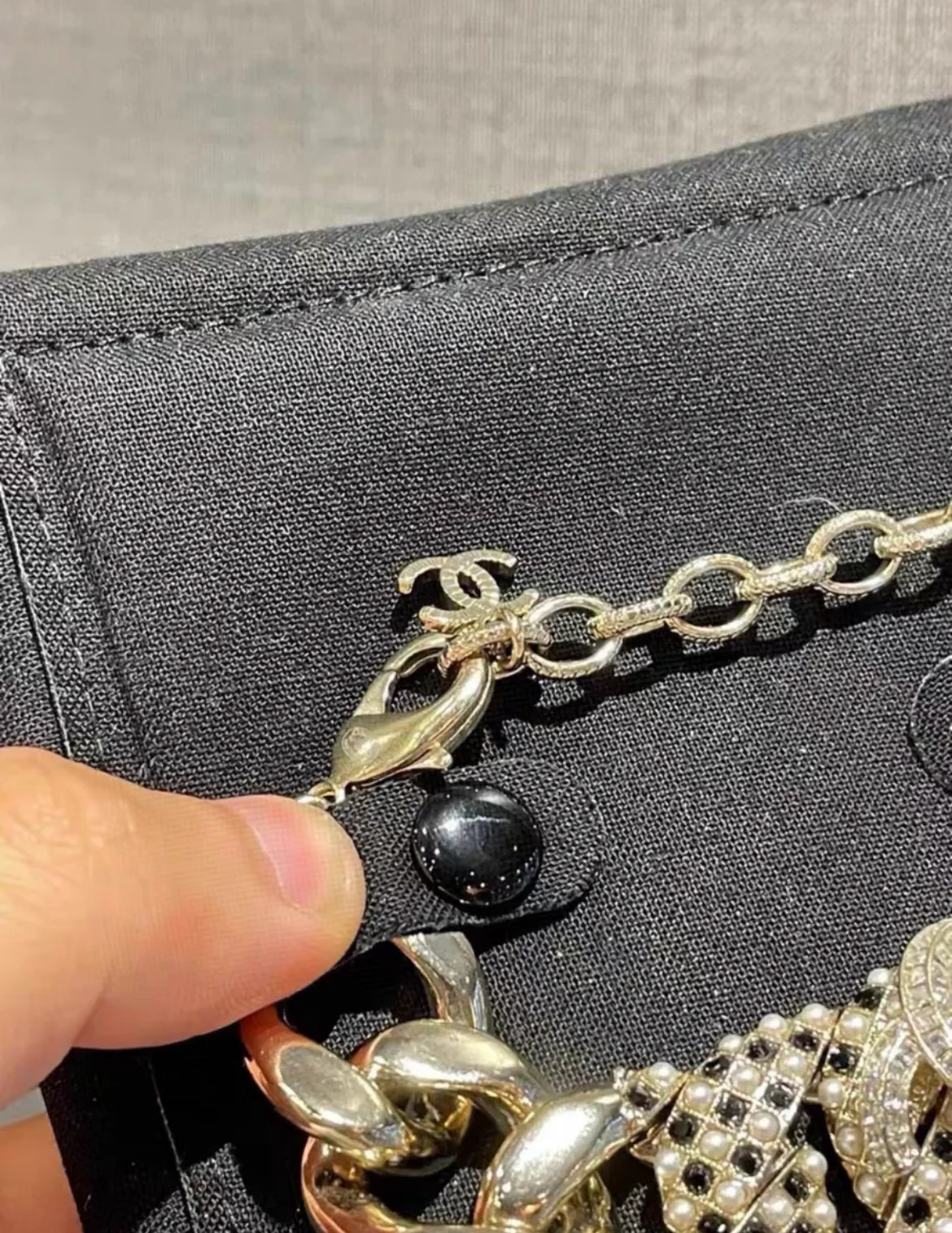 Chanel 21A rhinestone black and white pearl chain bracelet - Image 2