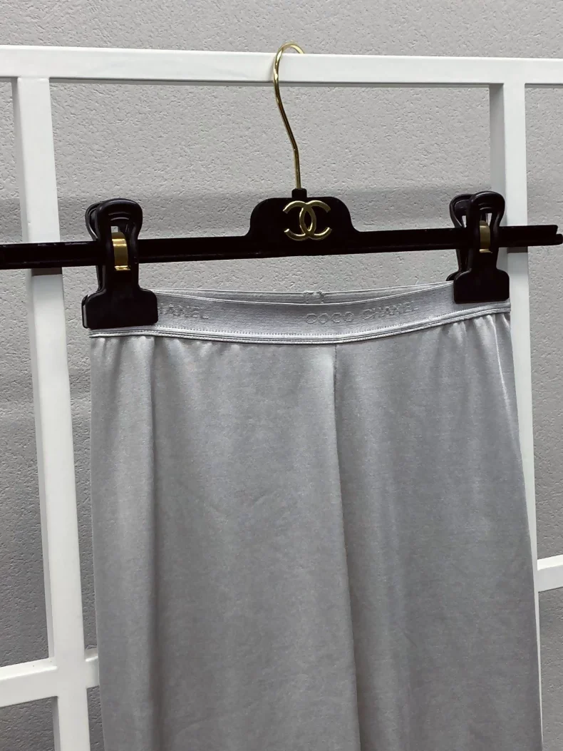 Chanel 21A Grey Silk leggings - Image 3