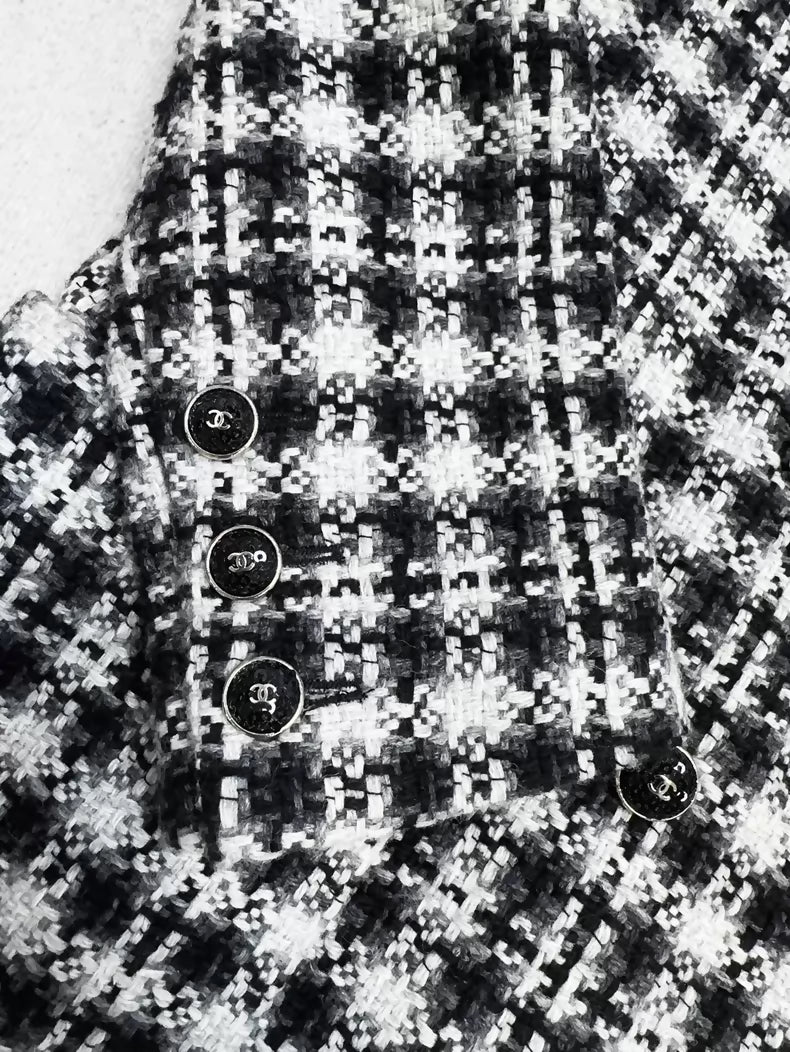 Chanel 21B black and white tweed coat - Image 3