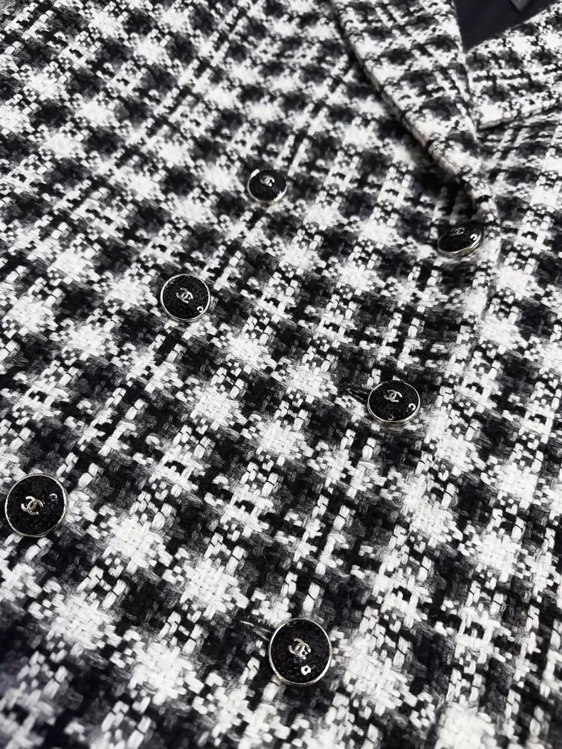 Chanel 21B black and white tweed coat - Image 4