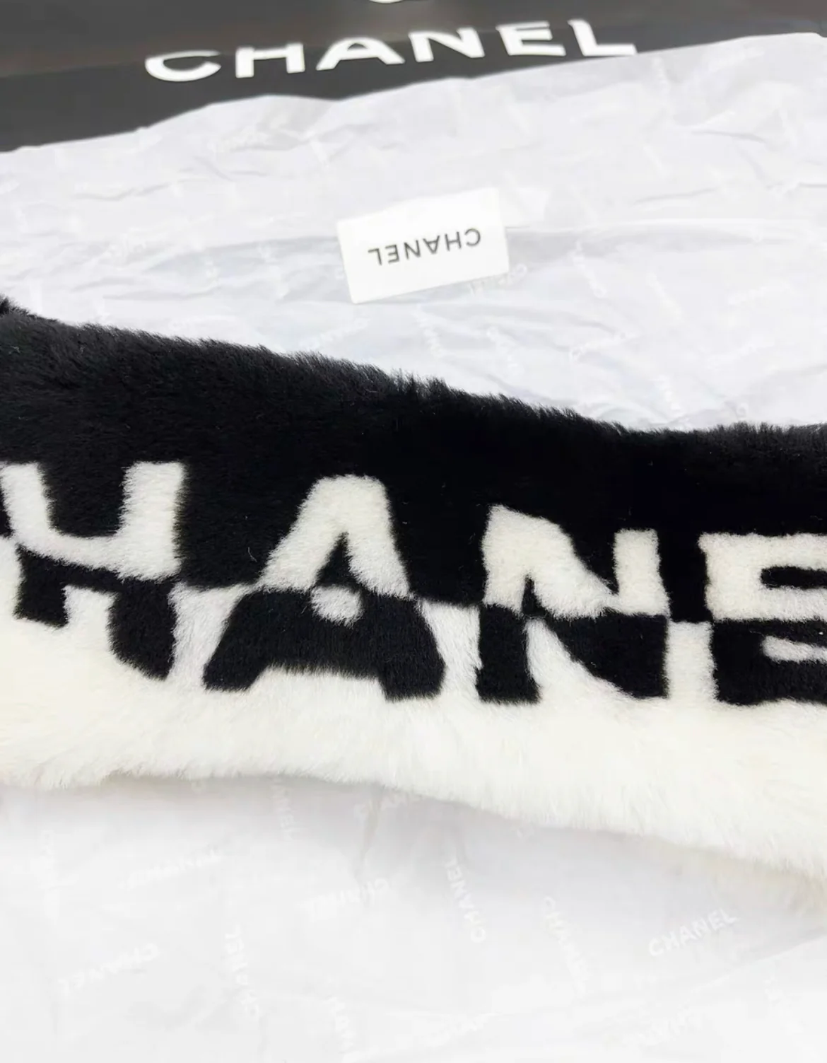 Chanel 21B Black and White Fur HeadBand - Image 2