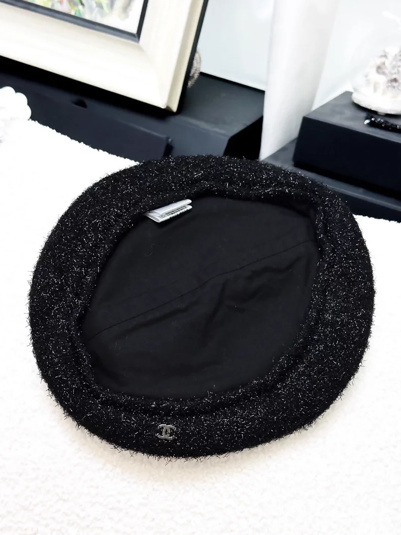 Chanel 21B black beret with silver shimmer and double C logo - Image 2