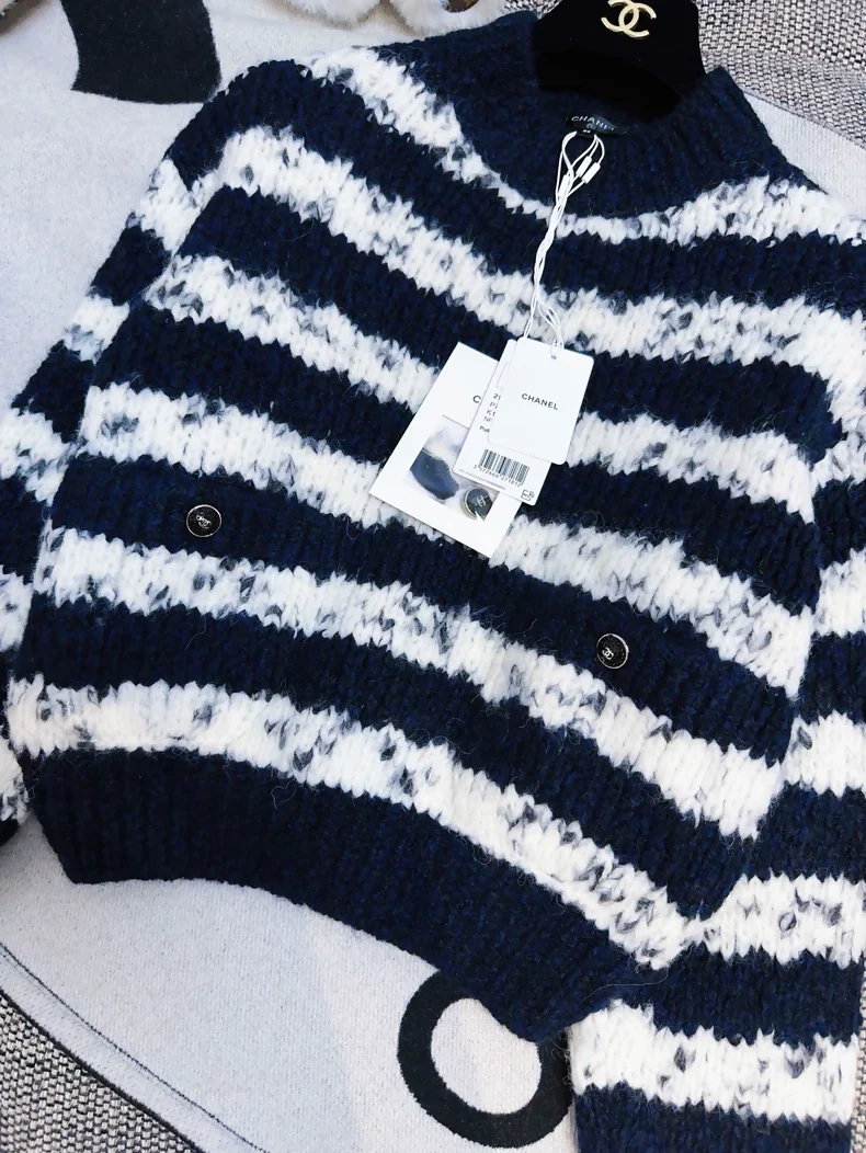 Chanel 21B blue and white knit striped sweater - Image 3