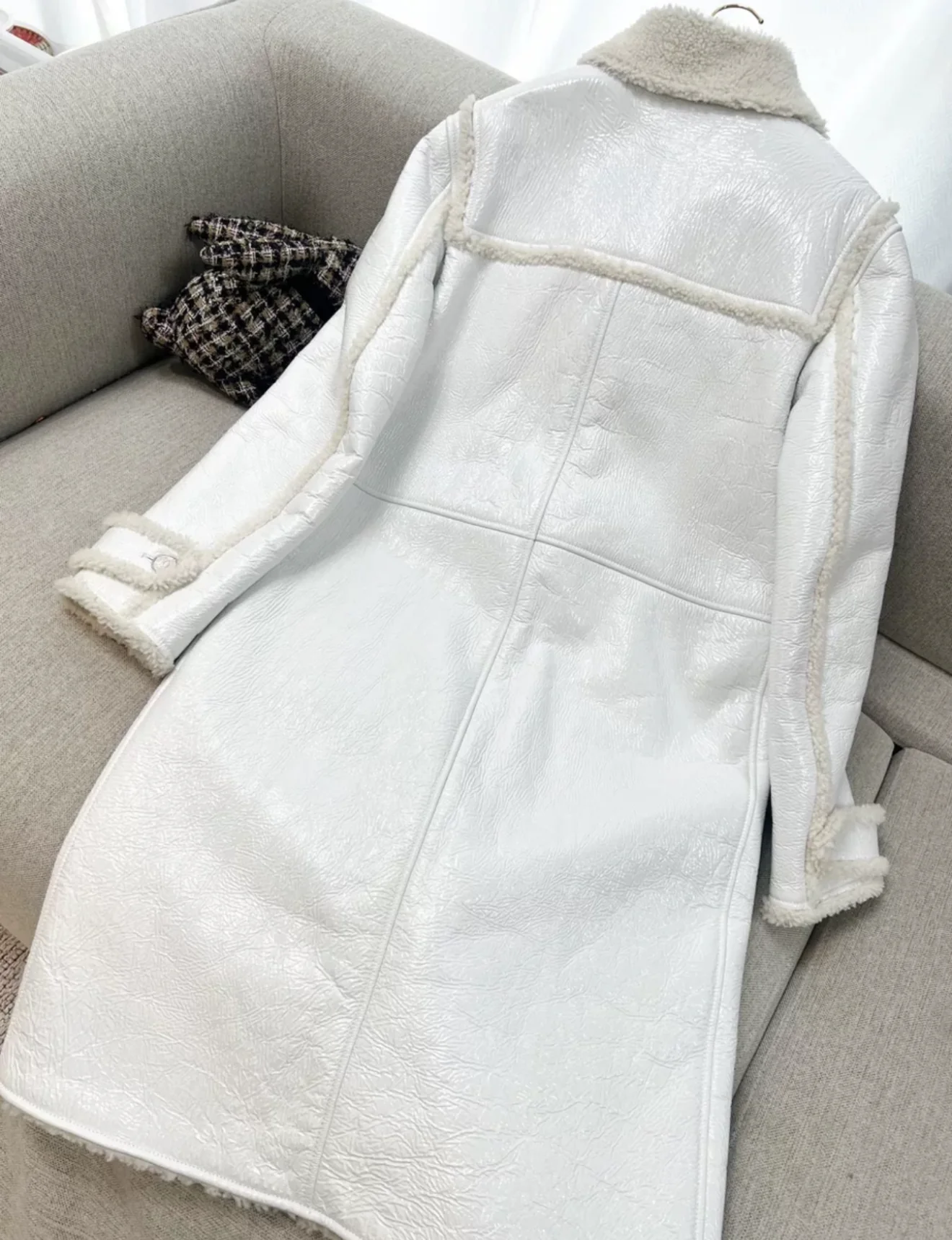 Chanel 21B long leather shearling coat - Image 7
