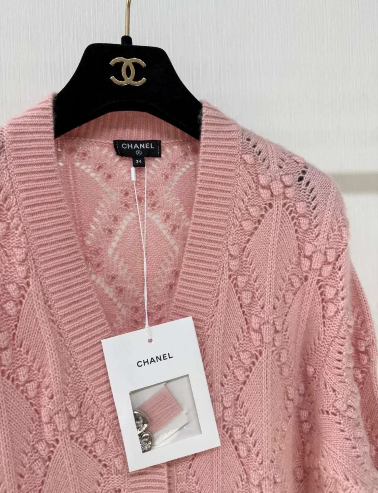 Chanel 21B pink cashmere cardigan - Image 2