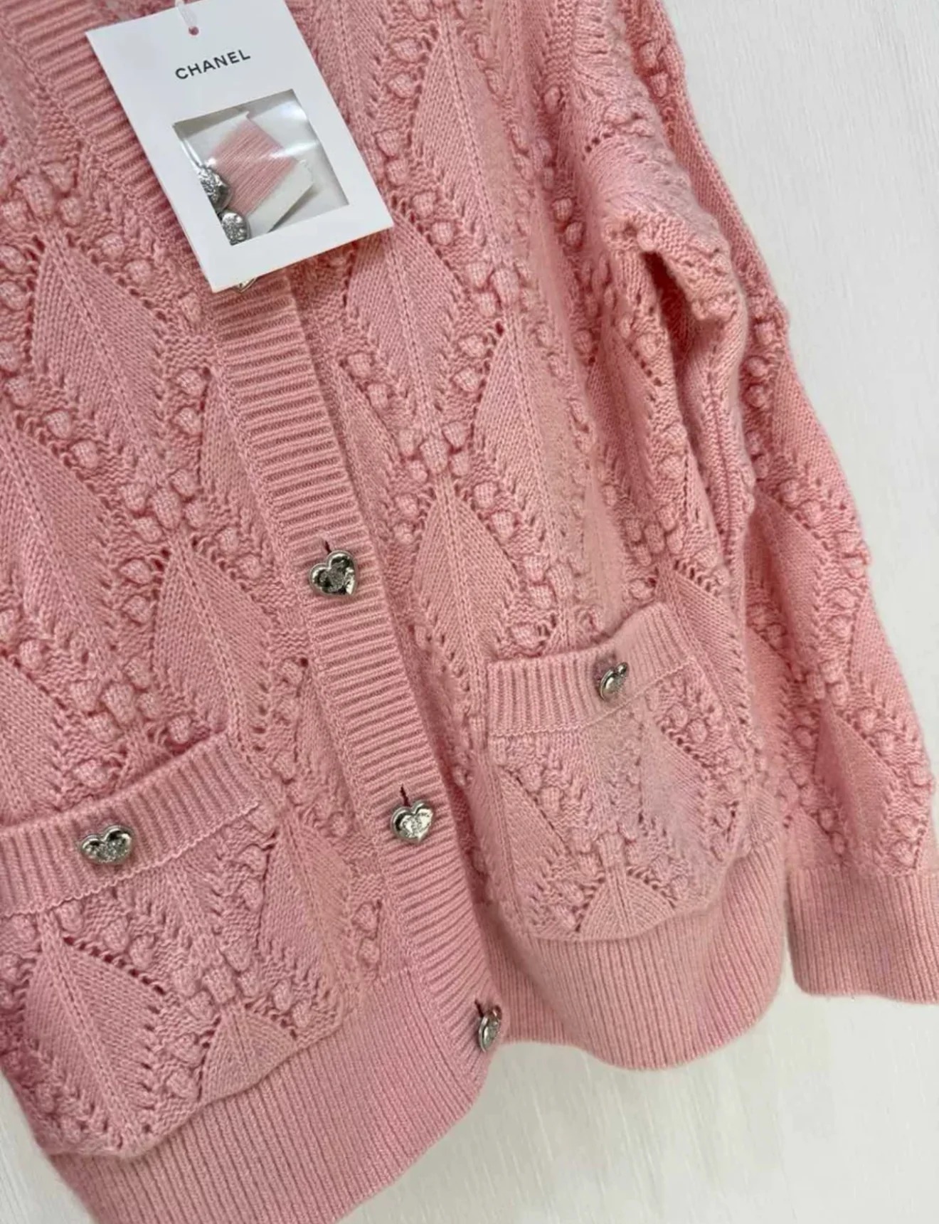 Chanel 21B pink cashmere cardigan - Image 3