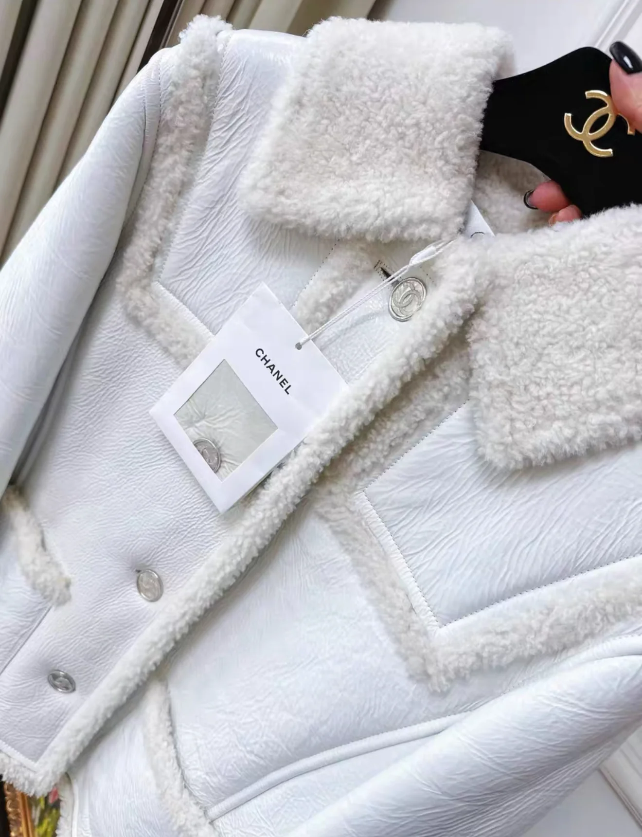 Chanel 21B white ecru shearling jacket - Image 3