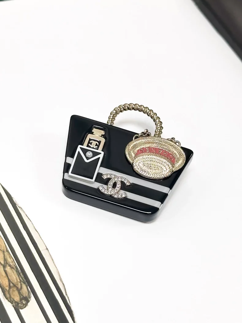 Chanel 21C Early Spring Black Acrylic Handbag Hat-Shaped Brooch - Image 2