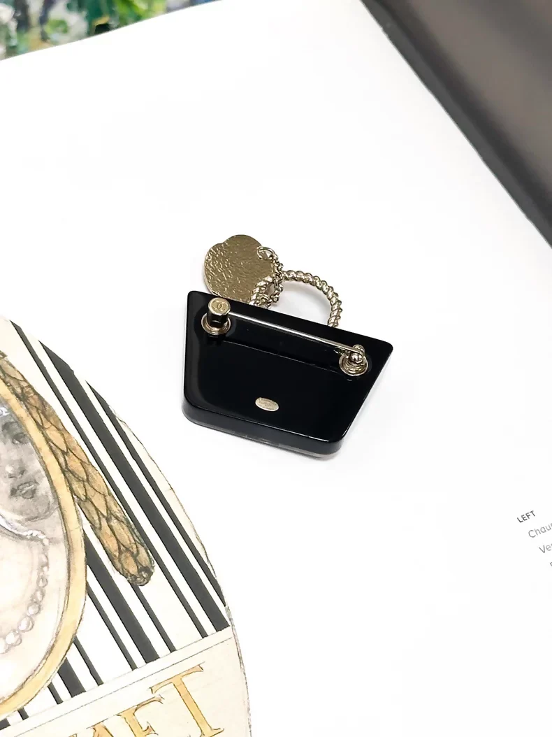 Chanel 21C Early Spring Black Acrylic Handbag Hat-Shaped Brooch - Image 3