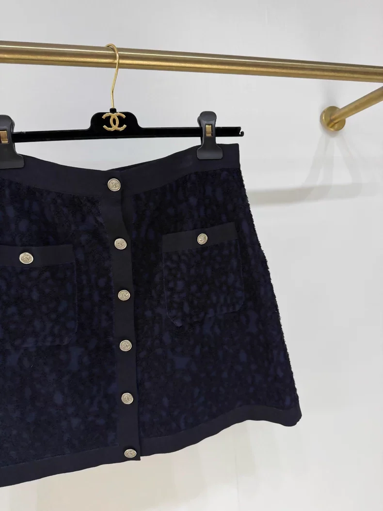 Chanel 21C camellia midi skirt, - Image 2