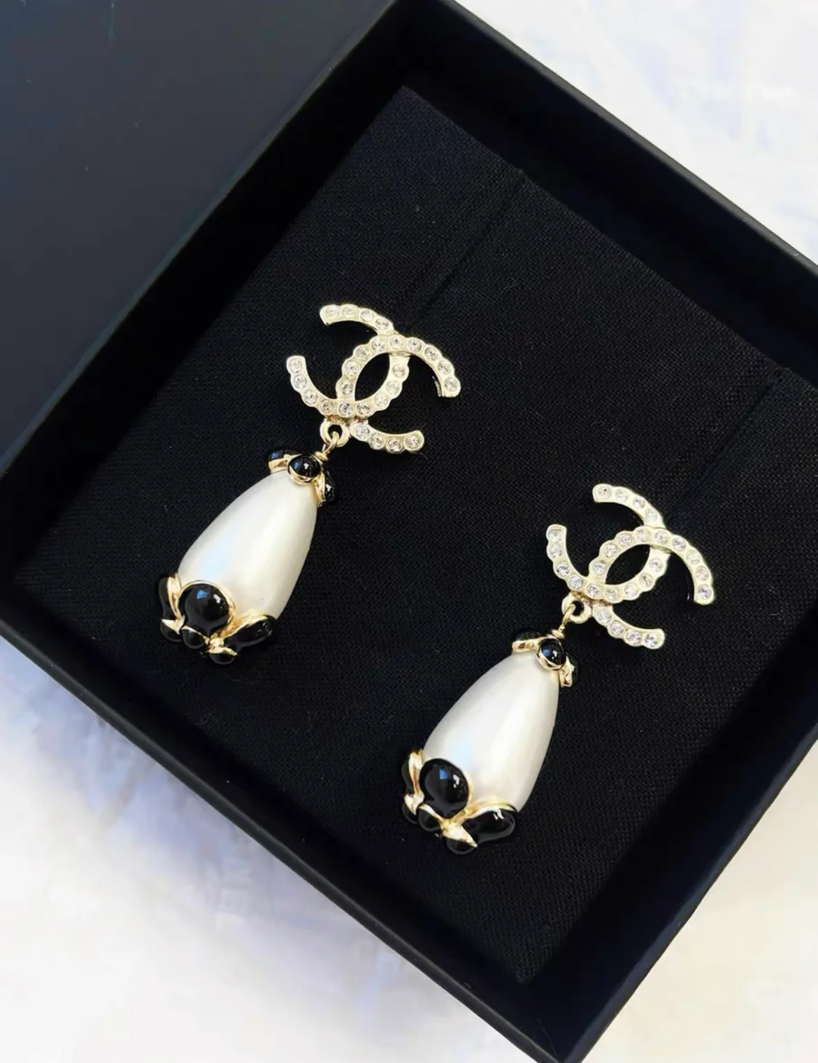 Chanel 21C Pearl Earrings - Image 2