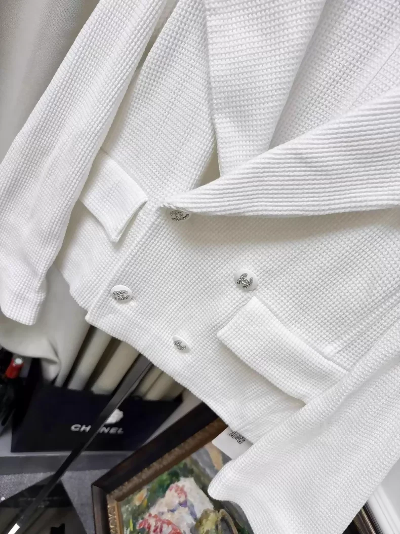 Chanel 21C white tweed jacket with rhinestone buttons - Image 2