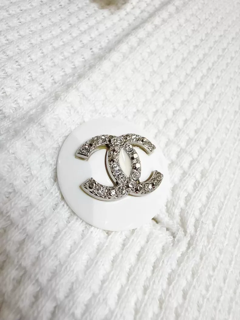Chanel 21C white tweed jacket with rhinestone buttons - Image 3