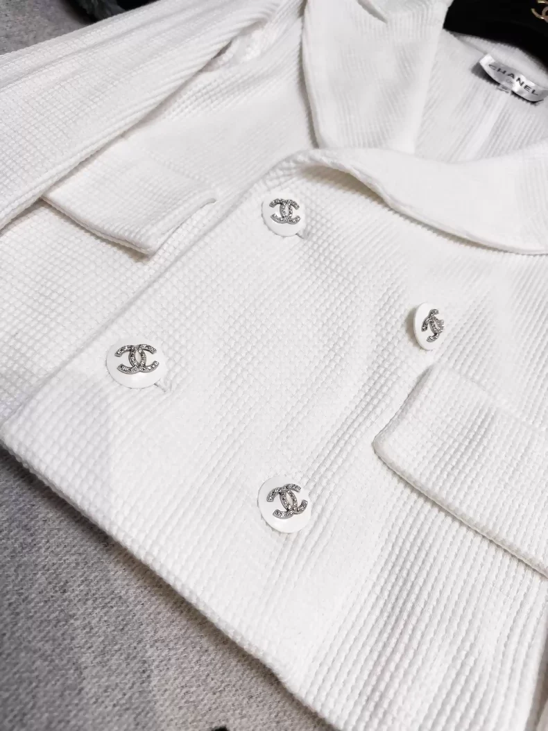 Chanel 21C white tweed jacket with rhinestone buttons - Image 5