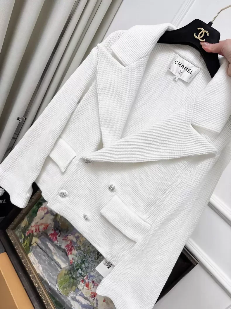 Chanel 21C white tweed jacket with rhinestone buttons - Image 6
