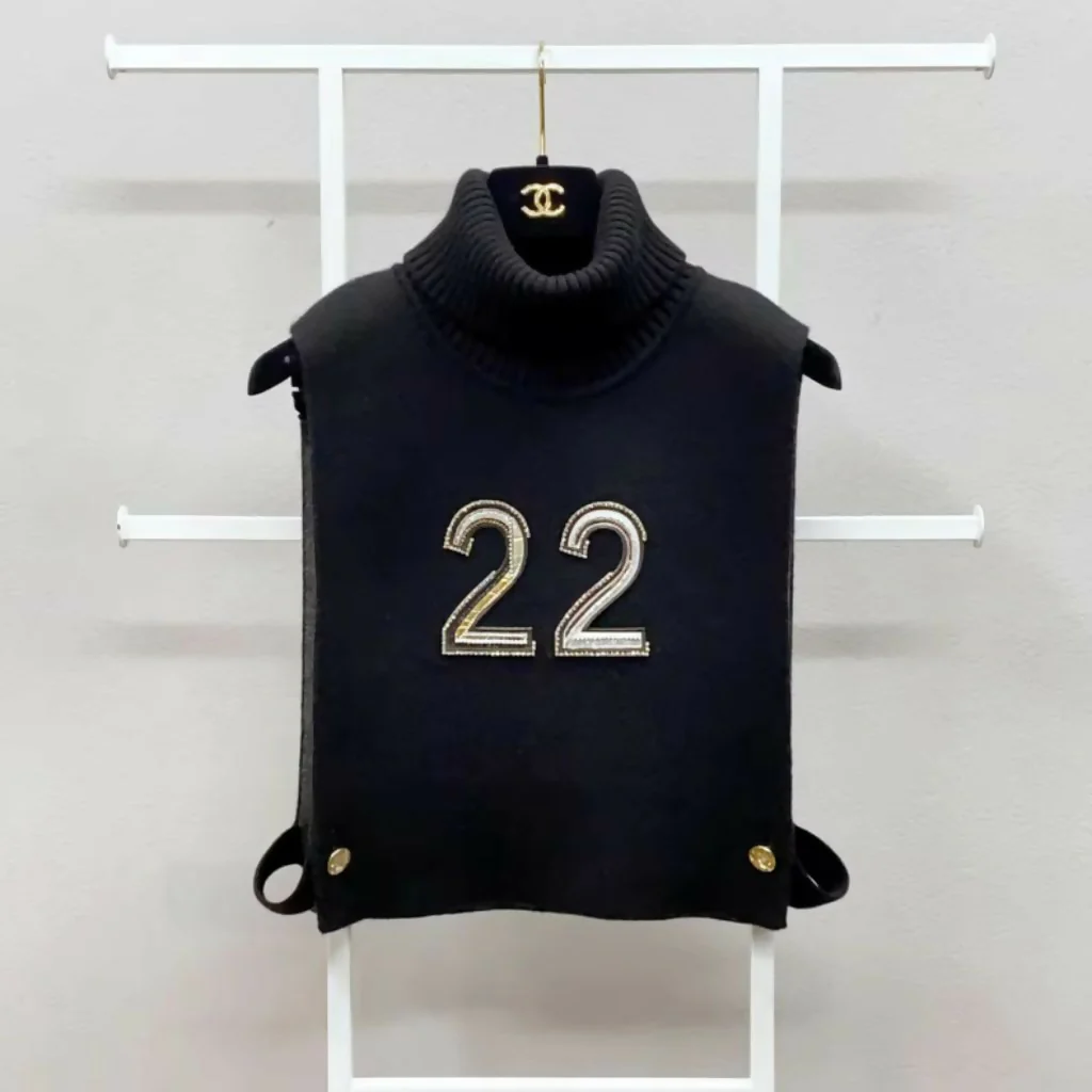 Chanel 21k black collar top