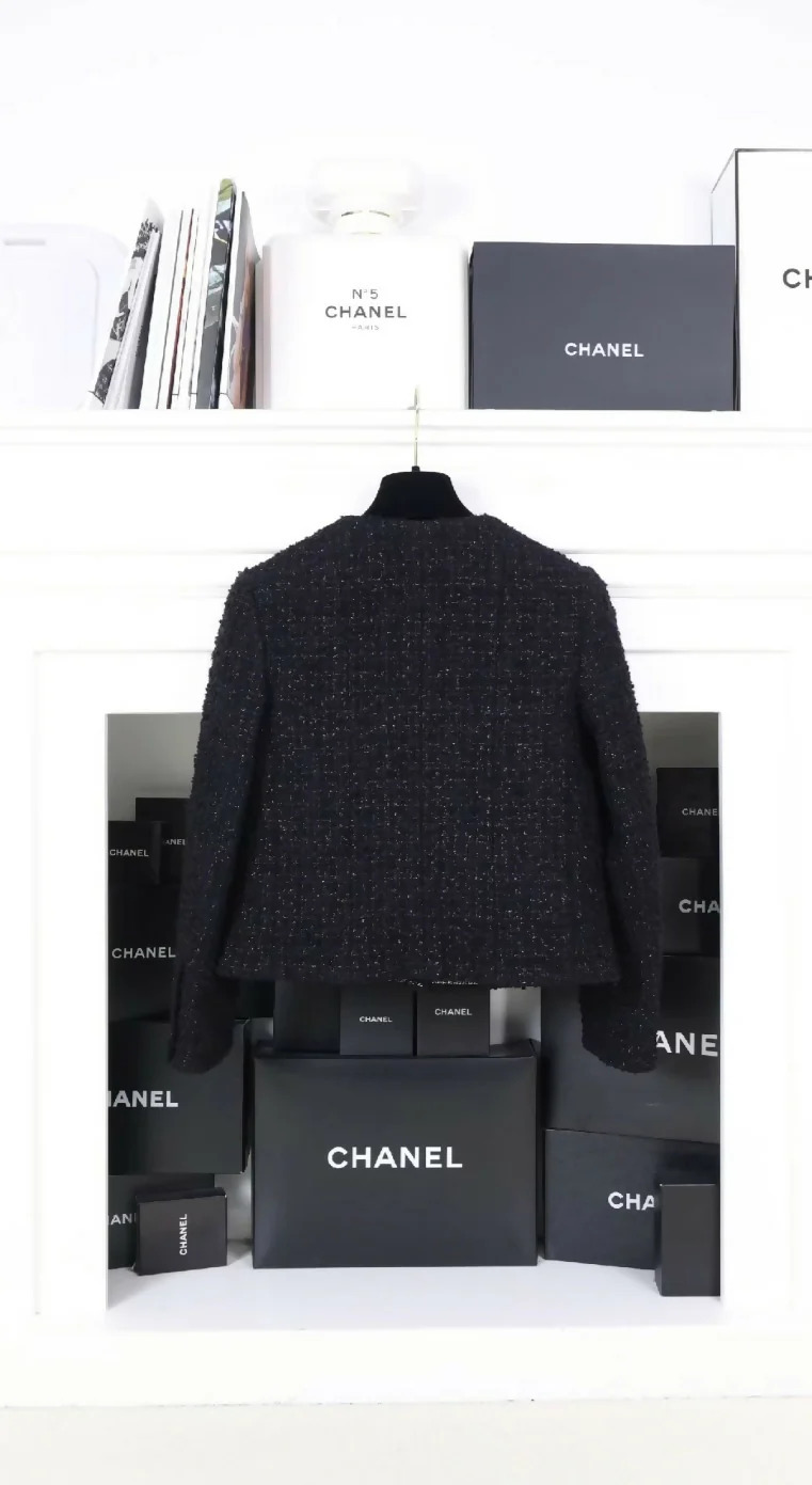 Chanel 21K black tweed diamond-button four-pocket jacket - Image 2