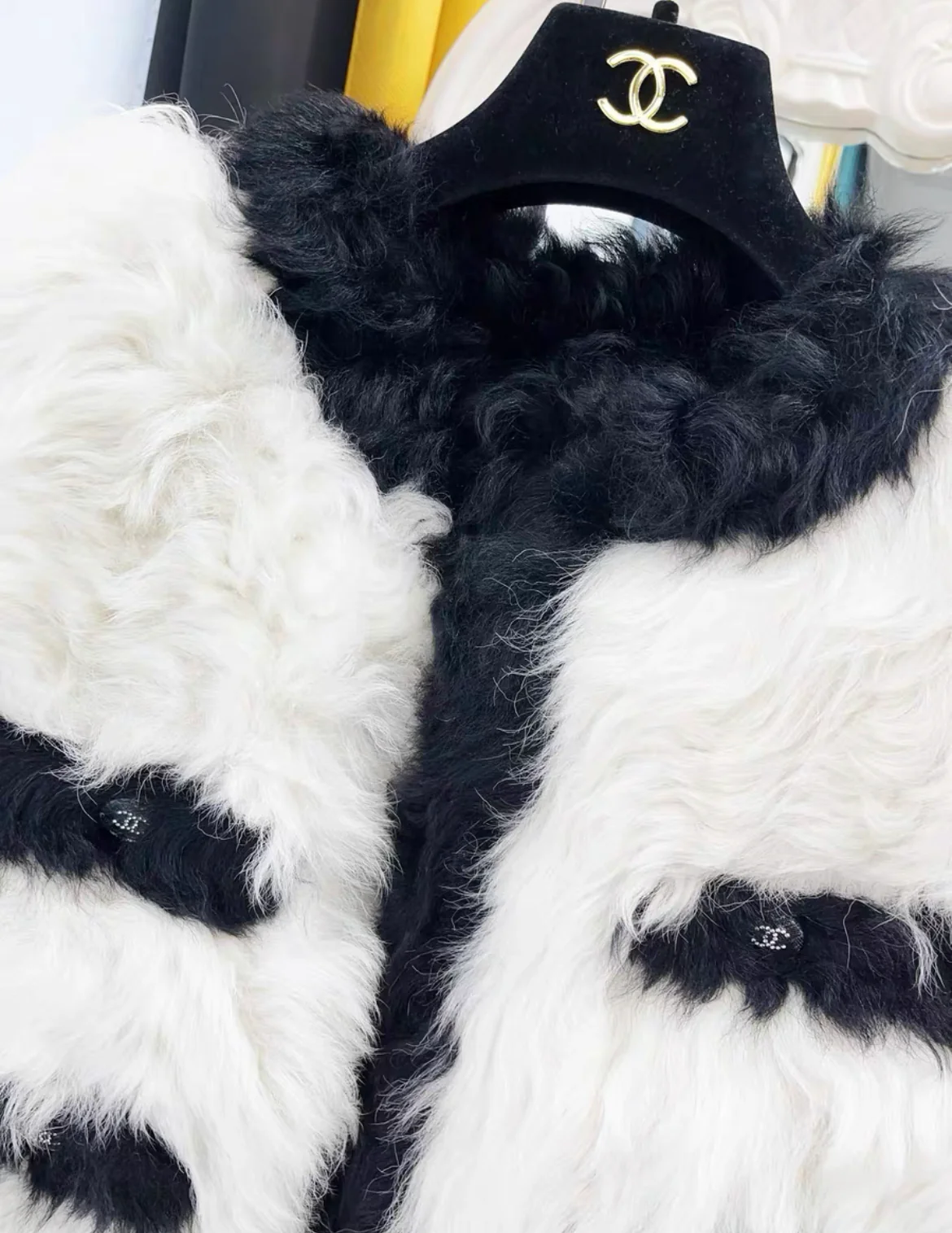 Chanel 21K black and white four-pocket fur vest size 36 - Image 2