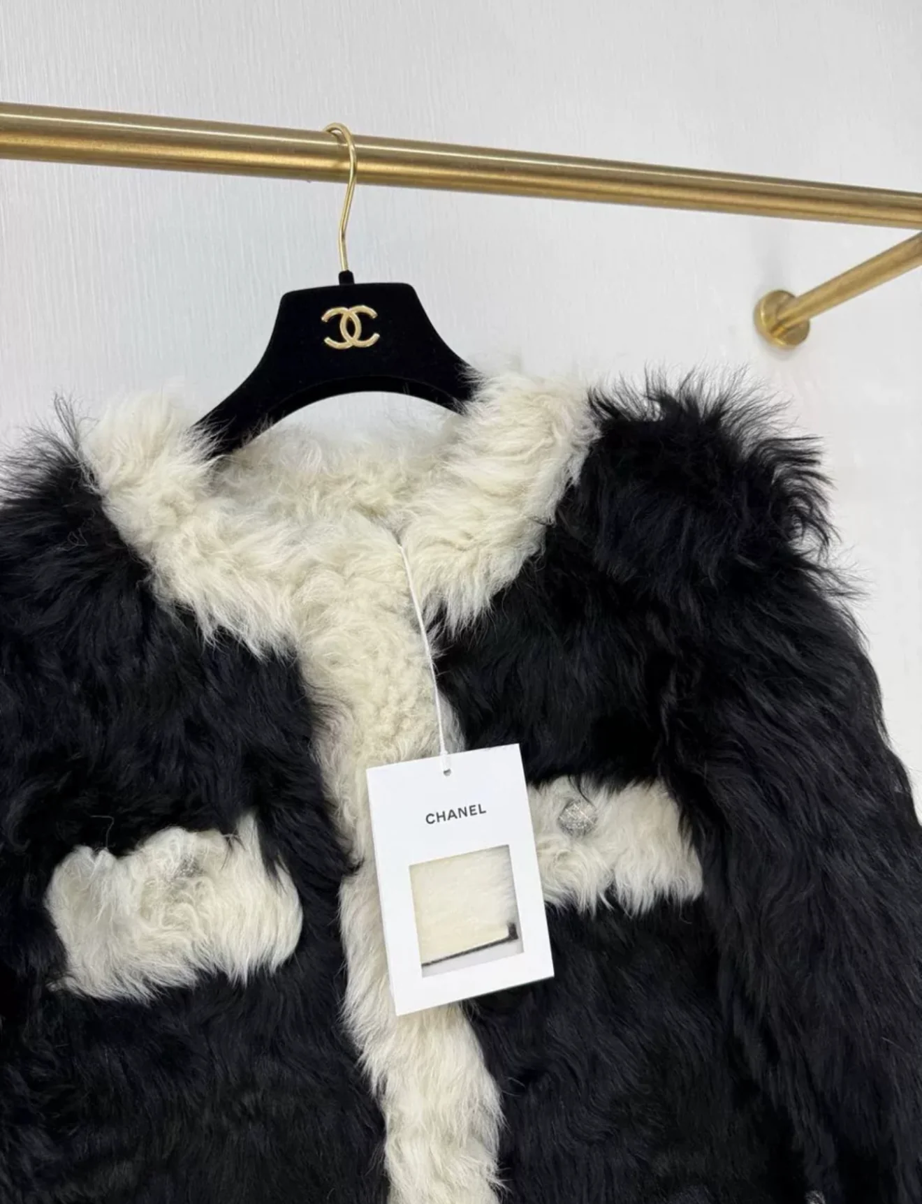 Chanel 21k black and white fur coat - Image 2